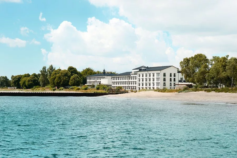 Vy över stranden och ystad saltsjöbad. Fotografi. 